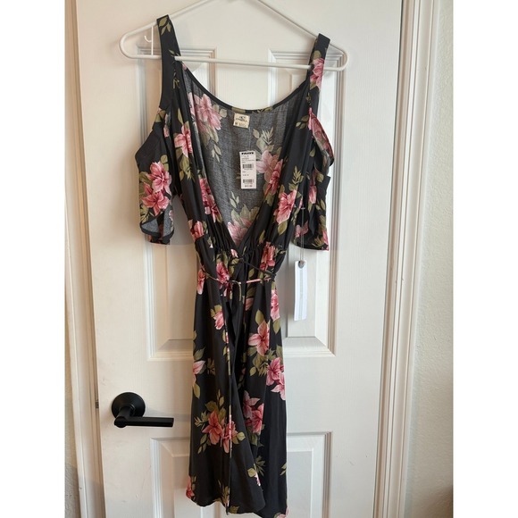 NWT $54 O'Neill Womens Medium Black/Gray Floral Print Cold Shoulder Wrap Dress - Picture 1 of 5